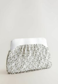 Weißer Satin-Clutch mit einem strukturierten, perlenbesetzten Design, das silberne Akzente und einen gerafften unteren Abschnitt aufweist. Rechteckige Form und glatte Oberkante.