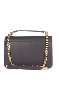 Svart lær crossbody-veske med en gullkjede-rem og flat design. Har en strukturert form og jevn tekstur.