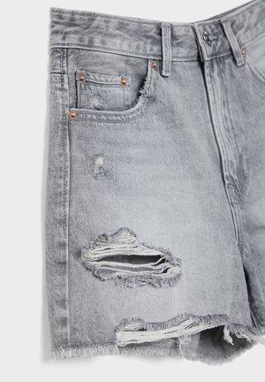Hellgraue Jeansshorts mit ausgefransten Säumen und beschädigten, zerrissenen Details an der Vorderseite in der Nähe der Taschen und Oberschenkel.