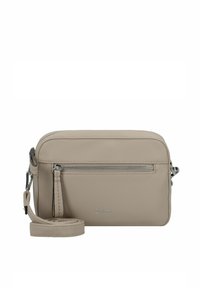 Bolso cruzado de cuero color beige claro con acabado texturizado, herrajes en tono plateado, bolsillo frontal con cremallera y correa ajustable.