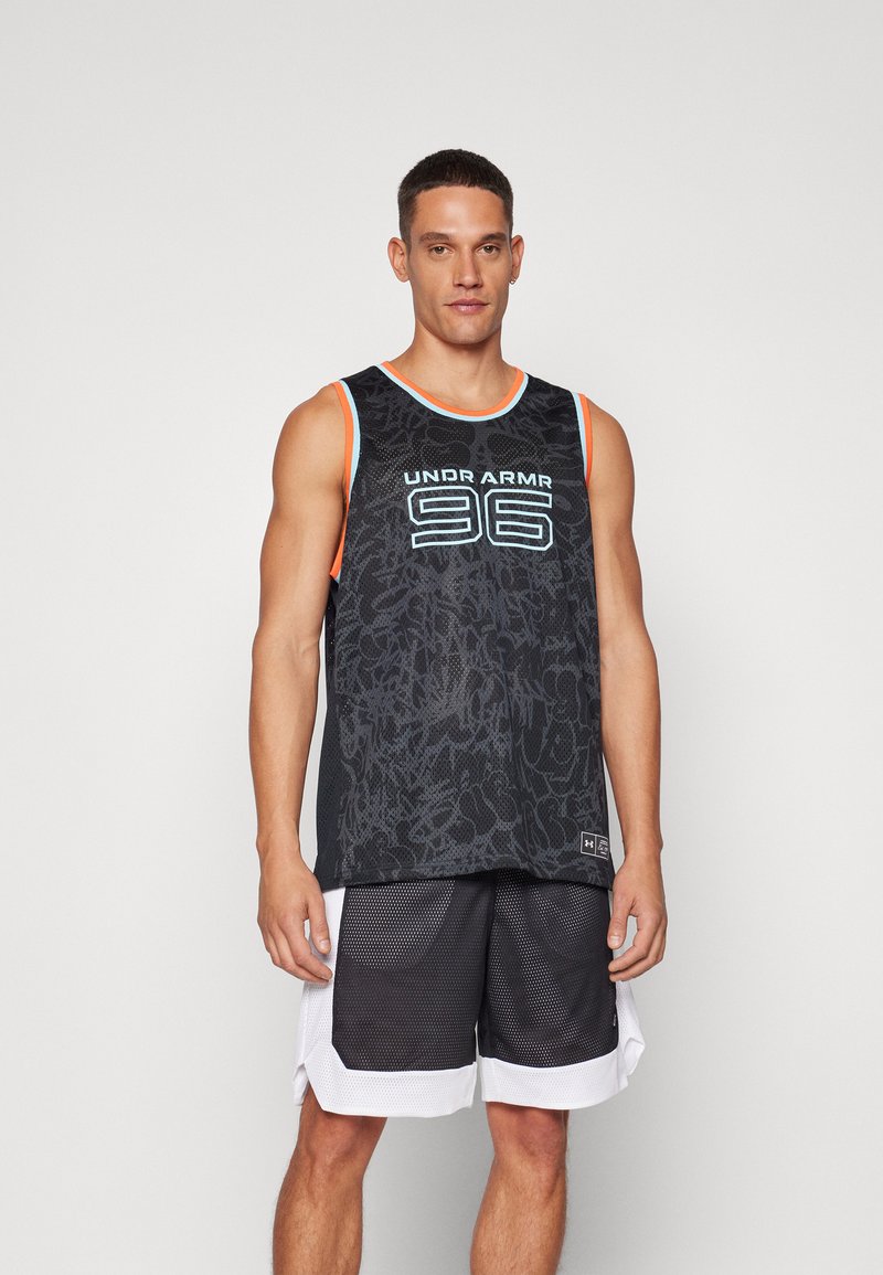 Zwarte sportieve tanktop met een structuurpatroon, lichtblauwe en oranje accenten, met "UNDER ARMOUR 96" gedrukt op de voorkant. Gekleed met zwarte mesh korte broek.