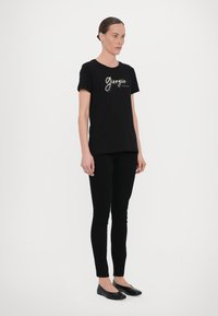 Must Haves: Musta puuvillane T-särk lühikeste varrukatega ja ümar kaelus, millel on hõbedane tikand. Kandmiseks mustade kitsaste pükste ja tasaste kingadega.