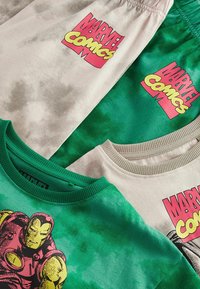 Zelené a sivé bavlnené oblečenie s logami Marvel Comics; jedno tričko zobrazuje Iron Mana; variácie v farebných vzoroch a ribbované výstrihy.