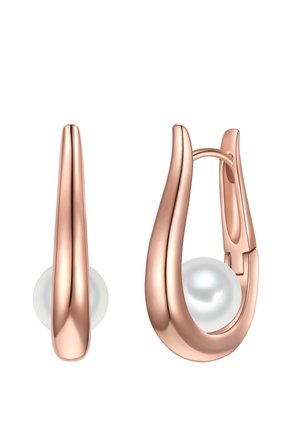 Cercei în formă de cerc din aur roz, cu operlă albă lucioasă în centru, având un design curved și un mecanism de închidere tip clip.
