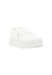 Sneaker bianchi con tomaia sintetica liscia, punta perforata, suola spessa e discreto dettaglio del logo. Lacci e occhielli in metallo di colore oro.