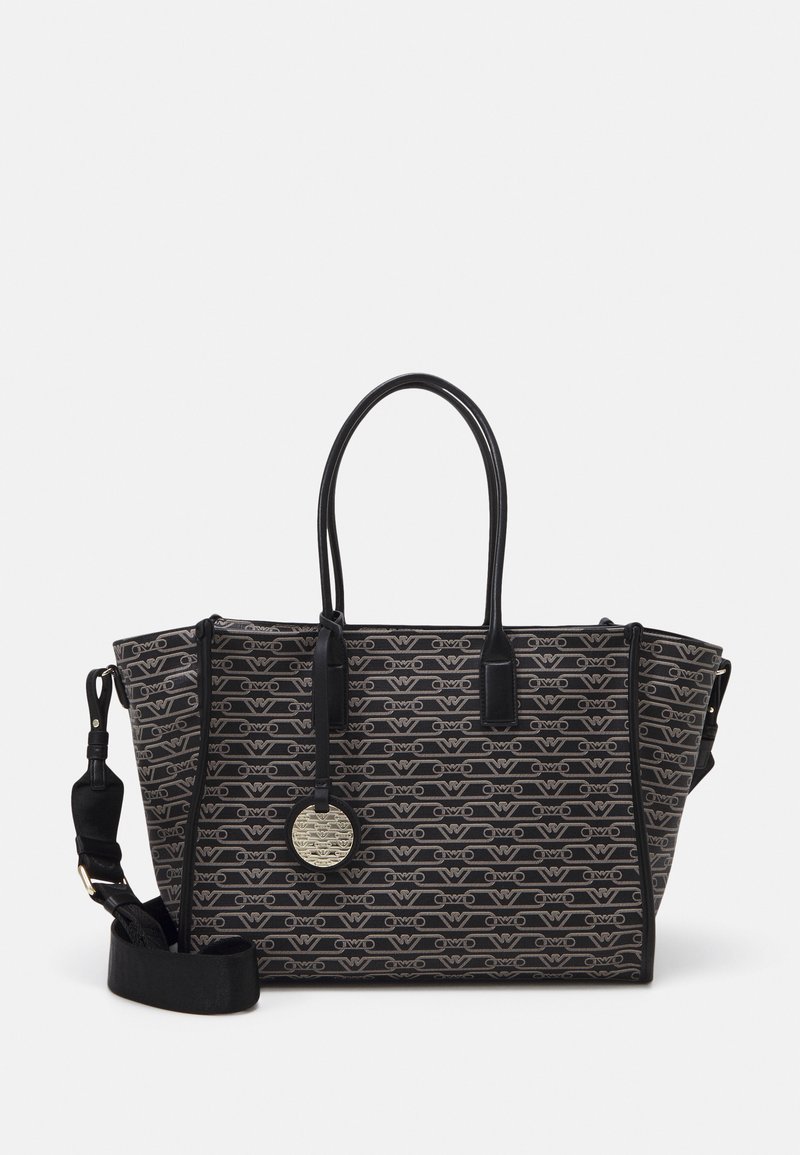 Svart tote bag med et gjentagende logomønster, myk stoff, doble håndtak, avtagbar skulderstropp og detaljer med rund metalltag.