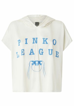 Top corto de manga corta con capucha blanca y texto azul "PINKO LEAGUE" junto con un diseño gráfico que presenta manos. El tejido parece suave y ligero.