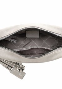 Graue Wildleder-Handtasche mit Reißverschluss. Innenfutter mit Rautenmuster in Hellgrau. Enthält ein Detail aus Metallbeschlägen.