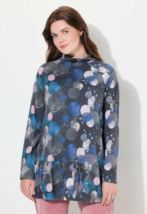 Langärmliges Oberteil in Dunkelgrau mit einem kreisförmigen Muster in Blau, Rosa und Weiß. Verfügt über einen Kragen mit Stehkragen und einem voluminösen Saum. Weicher Stoff.
