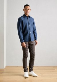 Marc O'Polo KENT COLLAR LONG SLEEVES NO POCKET ROUND HEM - Hemd - total eclipse