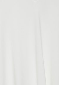 T-shirt bianco in cotone con scollatura a V, texture morbida e superficie liscia senza motivi o decorazioni.