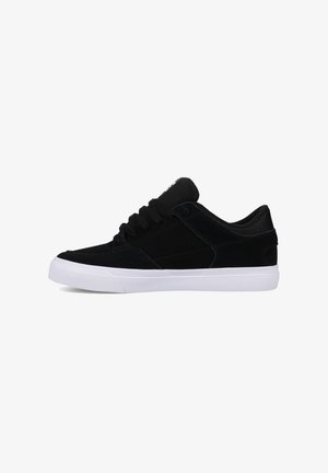 Baskets en daim noir à coupe basse, semelle en caoutchouc blanche et accents en mesh noir sur la languette et le col. Dispose de lacets ronds.