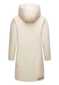 Padded béžový kabát s veľkou kapucňou, dlhými rukávmi a rovnými líniami. Obsahuje detail s čiarovým kódom na leme. Hladká textura.
