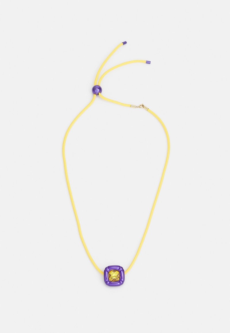 Collier à cordon jaune avec un pendentif carré violet orné d'une gemme jaune, et une fermeture à perle violette ajustable.