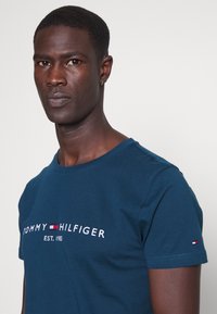 Tommy Hilfiger TOMMY LOGO TEE - T-shirt estampada - dark lakeside