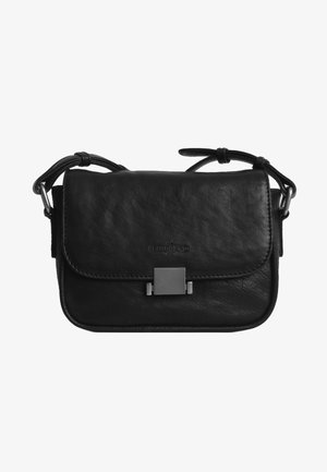 Schwarze Leder-Crossbody-Tasche mit strukturierter Oberfläche, Klappenverschluss und metallischem Verschluss. Inklusive verstellbarer Träger und dezentem Branding.