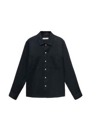 Camisa de manga larga azul oscuro, hecha de tela texturada, con botones en la parte delantera, cuello recto y dos bolsillos en el pecho.