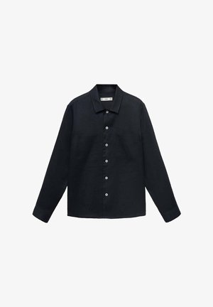 Tmavomodrá, dlhá košeľa s dlhým rukávom vyrobená z textúrovanej látky s gombíkovou prednou časťou, rovnými golierom a dvoma náprsnými vreckami.