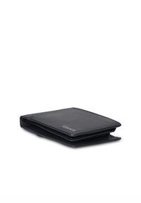 Portafoglio in pelle nera, design a due pieghe, texture liscia, hardware minimo, bordi cuciti e un piccolo dettaglio logo in argento sul davanti.