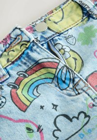 Shorts in denim con sfondo azzurro chiaro e grafiche cartoon multicolori, chiusura con bottone metallico e cerniera. Presenti dettagli usurati.