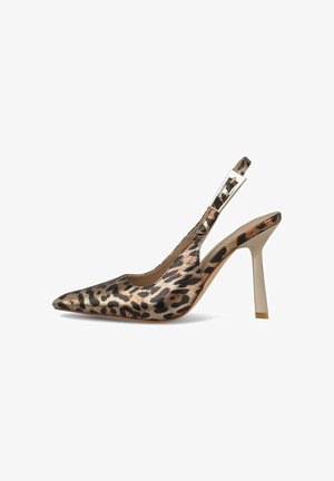 Scarpa con tacco alto slingback a stampa leopardata con punta affusolata, dettagli metallici e una cinghia trasparente. Presenta una finitura testurizzata e lucida.