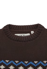 Brun stickad tröja med ribbad krage, med ett geometriskt mönster i blått och krämigt nära fållen. Tagg synlig inuti kragen.