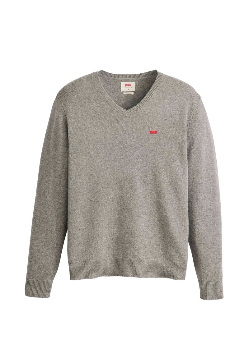 Suéter gris de cuello en V hecho de una tela suave, con mangas largas, puños acanalados y un pequeño logotipo rojo en el pecho. Diseño clásico y sencillo.
