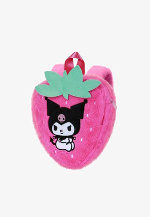 Mochila de felpa rosa con forma de fresa, que presenta hojas de fieltro verde y un personaje de dibujos animados negro con detalles en blanco y una calavera. Asa roja.