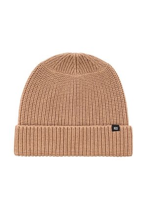 Czapka dzianinowa w kolorze beżowym, z prążkowaną teksturą, z podwiniętą mankietą i małą czarną metką z logo z boku. Miękka i elastyczna tkanina.