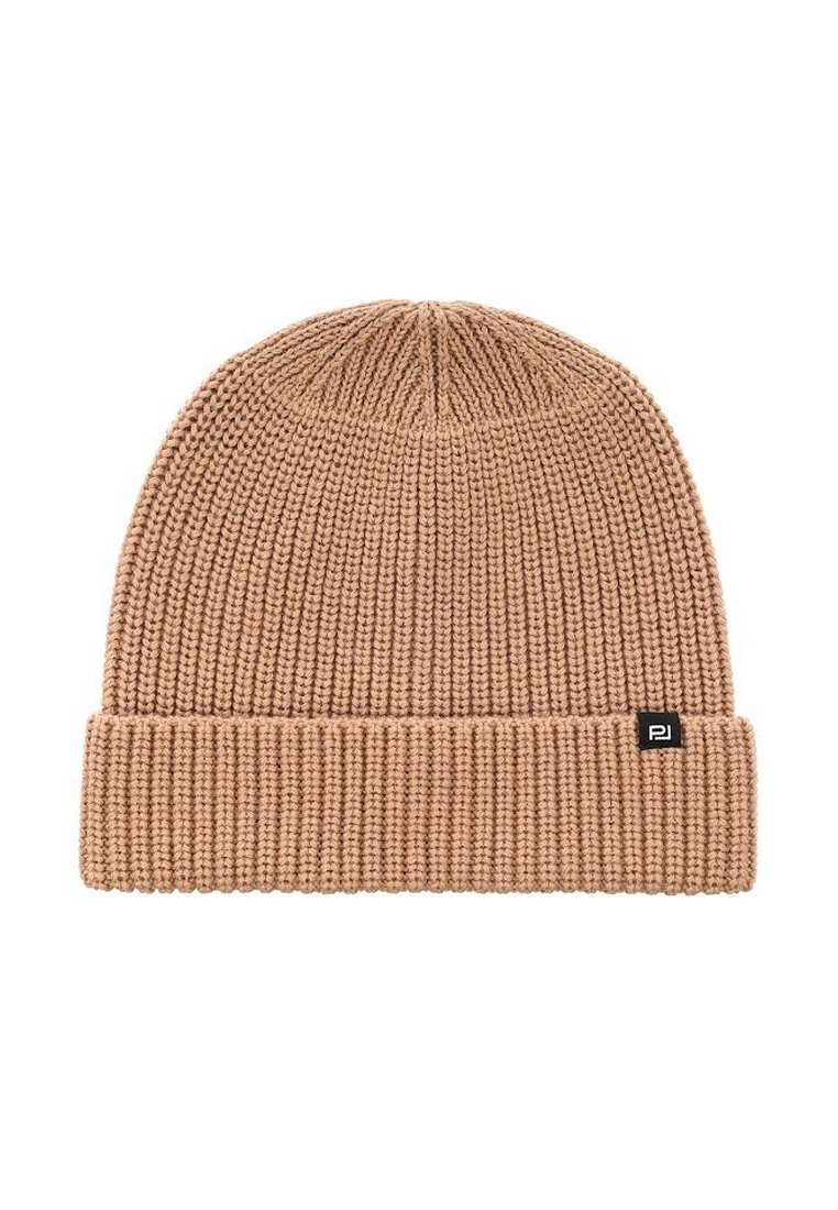 Czapka dzianinowa w kolorze beżowym, z prążkowaną teksturą, z podwiniętą mankietą i małą czarną metką z logo z boku. Miękka i elastyczna tkanina.