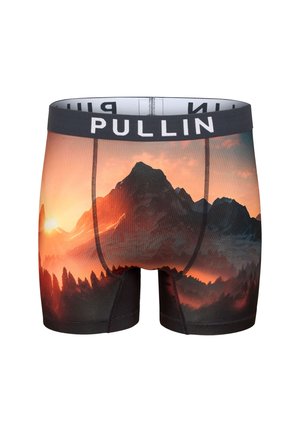 Boxers pour hommes avec une impression de paysage de montagnes au coucher du soleil, taille noire avec le texte "PULLIN", tissu doux et design ajusté.