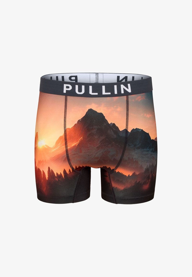 Un boxer imprimé avec un paysage présente une ceinture noire avec le logo "PULLIN", fabriqué en tissu lisse et extensible aux nuances d'orange et de noir.