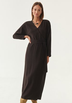 Langes, dunkelbraunes Wickelkleid mit V-Ausschnitt, langen Ärmeln und einem selbstgebundenen Gürtel. Glatte Textur und bodenlange Silhouette.