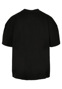 Černé oversized tričko, krátké rukávy, kulatý výstřih, vyrobené z jemné bavlněné tkaniny. Má jednoduchý, hladký design bez vzorů nebo akcentů.