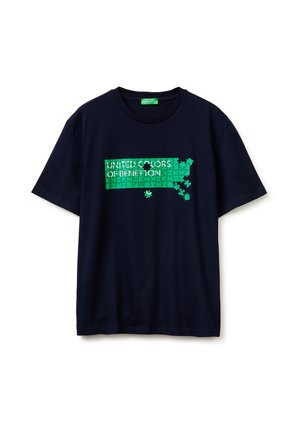 Granatowy t-shirt z krótkim rękawem z zieloną grafiką puzzla literującą "United Colors of Benetton", z brakującymi elementami puzzla po prawej stronie.