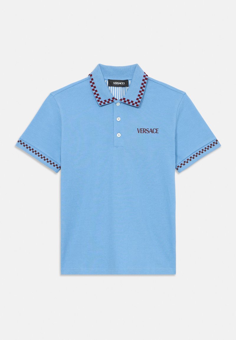 Svijetloplava polo majica izrađena od pamuka, s ovratnikom s uzorkom u burgundskim tonovima i izvezenim "VERSACE" logotipom na prsima.