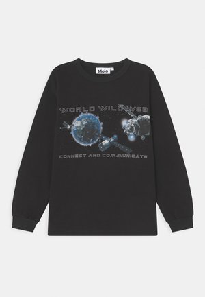 Zwart shirt met lange mouwen met ruimte-thema print van de aarde en satellieten, met de tekst "WORLD WILD WEB" en "CONNECT AND COMMUNICATE" op de voorkant.