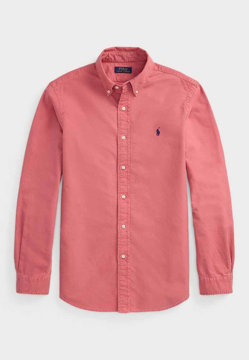 Svetloružová košeľa na gombíky s dlhými rukávmi, golierom a malým modrým logom na ľavom prse. Bavlnený materiál s hladkou textúrou.