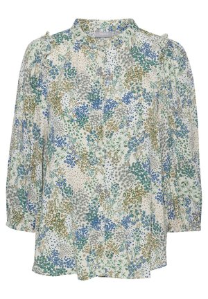 Virágmintás blúz gombos elejével, amely világos háttérrel rendelkező kék és zöld virágmintákat tartalmaz, és fodros részletekkel rendelkezik a vállakon.