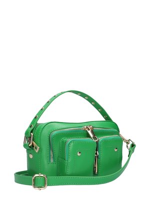 Sac à main synthétique vert avec deux poches zippées, une petite poche avant, texture lisse, bandoulière cloutée et accents en or.
