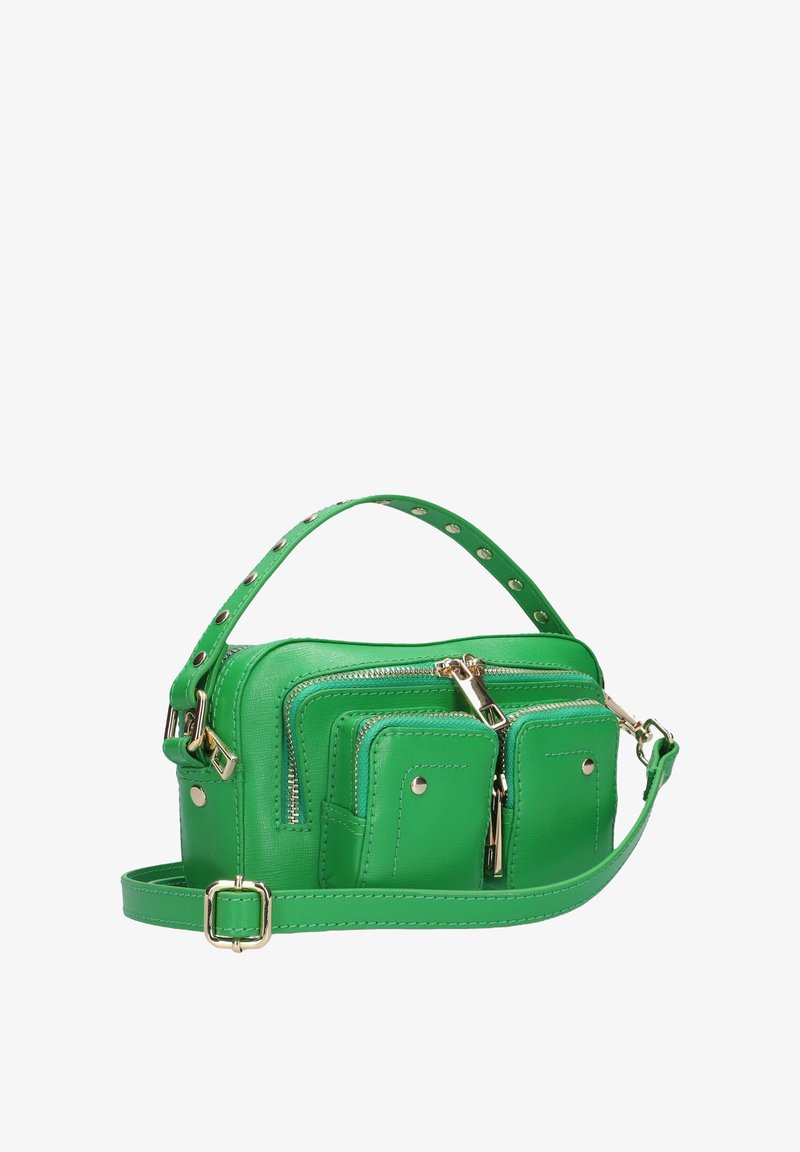 Groene synthetische handtas met twee ritszakken, een klein voorvak, een gladde textuur, een gespschouderband en gouden hardware-accenten.