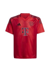 Maillot de football rouge Adidas avec un col en V, des accents rayés noirs, le logo du Bayern Munich et un motif texturé sur le tissu.