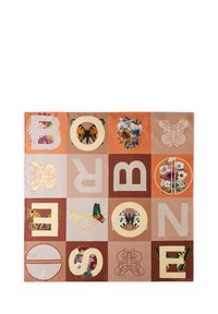 Foulard di seta multicolore con grandi lettere e intricati motivi floreali e farfalle su uno sfondo a patchwork geometrico.
