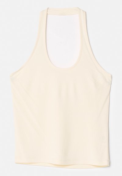Bezramenný krémový top vyrobený z jemného materiálu, s okrúhlym výstrihom a voľným strihom s rovnými okrajmi.