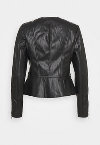 Giacca in pelle nera con design aderente, orlo a peplo e maniche lunghe con cerniere sui polsini; texture liscia e cuciture sagomate.