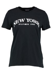 Černé bavlněné tričko s kulatým výstřihem a krátkými rukávy. Na přední straně je nápis "NEW YORK HILFIGER 1985" bílým standardním písmem.