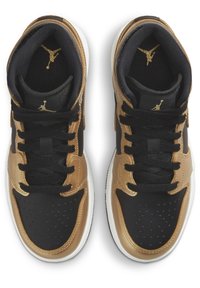 Černé a zlaté basketbalové boty s koženými a syntetickými svršky, s perforovanými prsty, černými tkaničkami a bílou gumovou podrážkou.