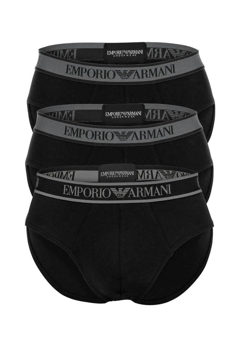 Trois paires de slips noirs pour hommes avec une ceinture logo grise portant "EMPORIO ARMANI". Matière en mélange de coton avec une texture douce.