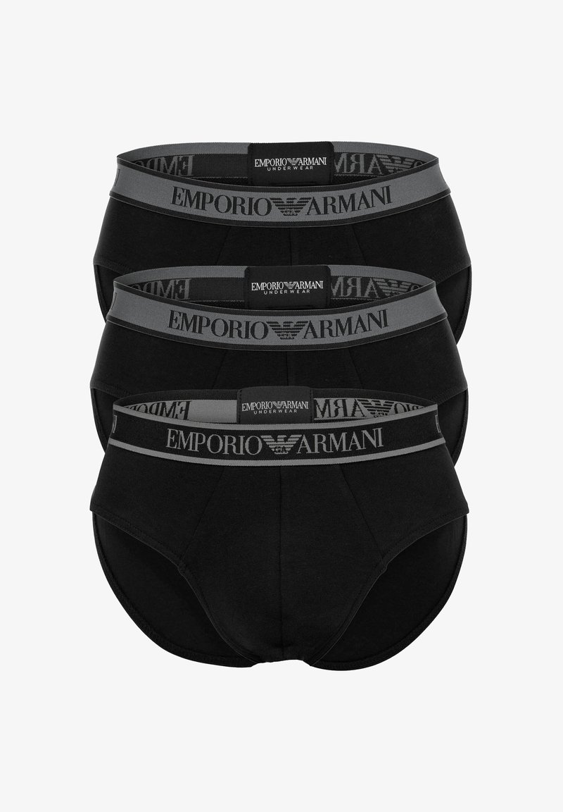 Tri par črnih moških bokseric z sivo elastično pasom, ki nosi napis "EMPORIO ARMANI." Material mešanice bombaža z gladko teksturo.