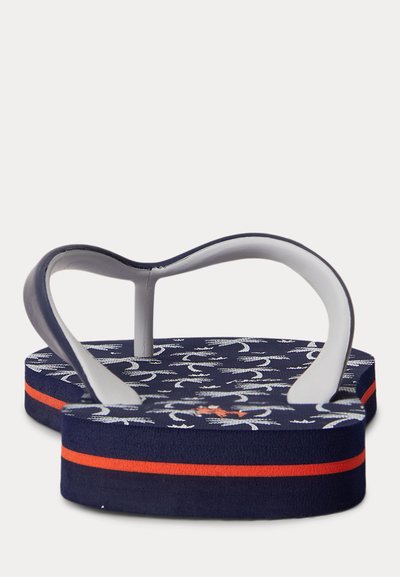 Infradito blu navy con motivo ad ancore bianche, striscia rossa sulla suola spessa e cinturini bianchi a infradito, vista dall'angolo frontale.